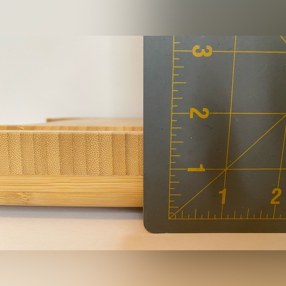 Smirly bamboo cheeseboard with ramekins and cheese knives - Picture 7 of 10